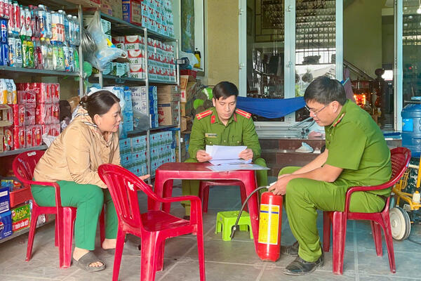CÔNG AN XÃ TỊNH ẤN ĐÔNG KIỂM TRA, HƯỚNG DẪN CÔNG TÁC PHÒNG CHÁY A CHÁY TẠI CÁC CƠ SỞ KINH DOANH, BUÔN BÁN